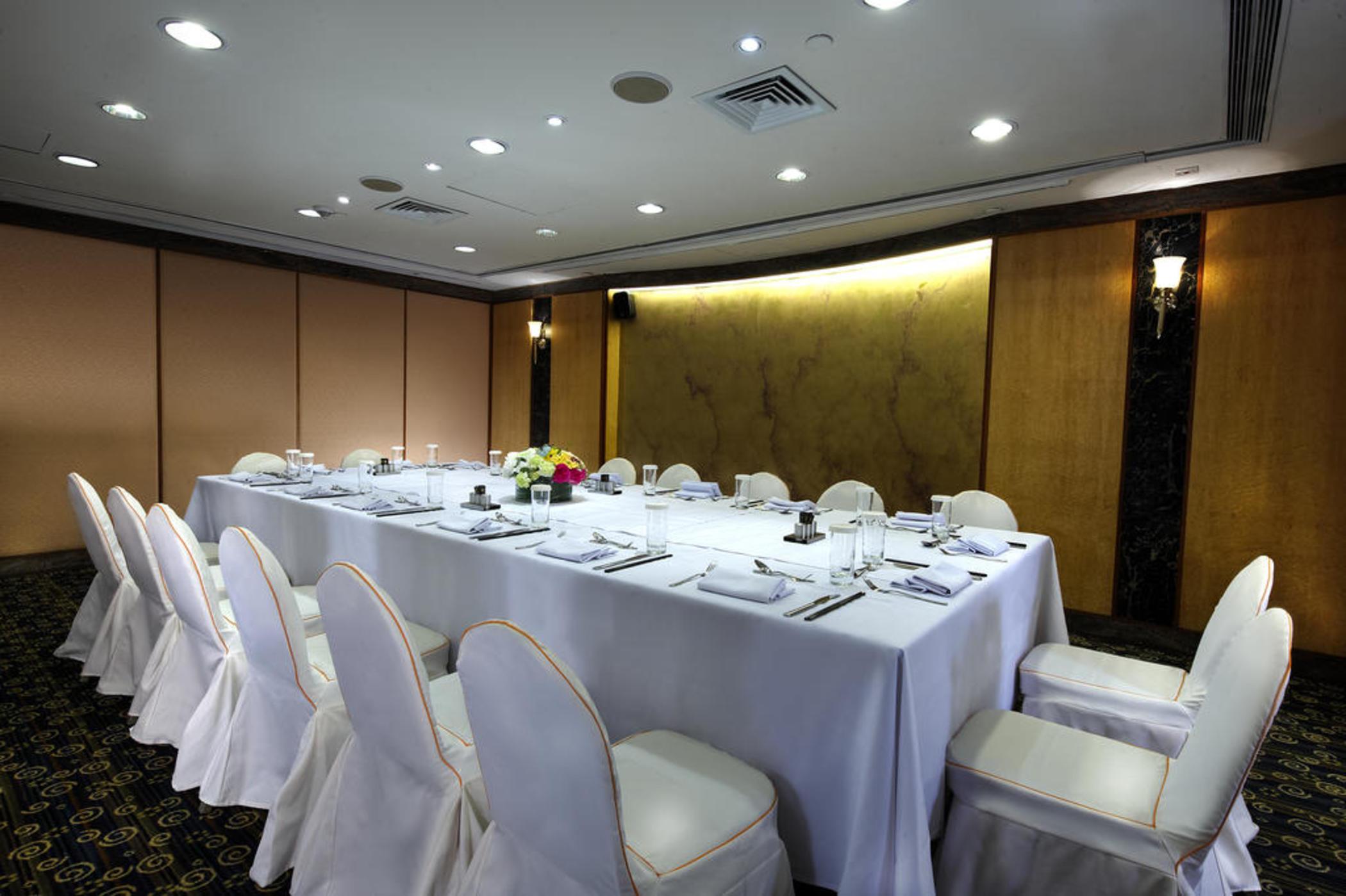 โรงแรม ชาร์เตอร์เฮาส์ คอสเวย์ เบย์ 3*